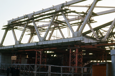 854485 Gezicht op de in aanbouw zijnde nieuwe spoorbrug (DEMKA-brug) over het Amsterdam-Rijnkanaal te Utrecht in de ...